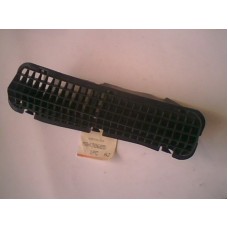 MB438685 MİTSUBİSHİ GALANT ÖN GÖĞÜS HAVALANDIRMA ÇERÇEVE 